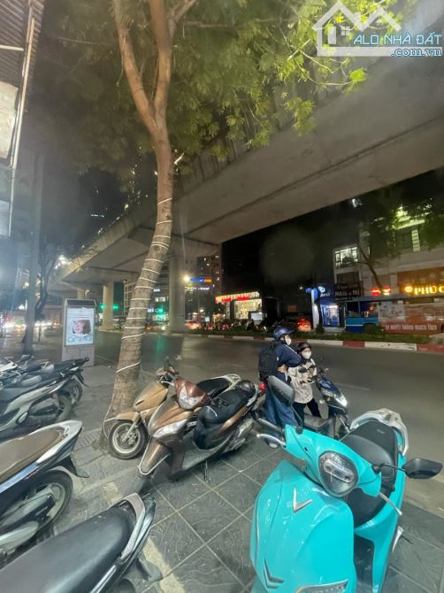 Bán tòa nhà 7 tầng mặt phố Minh Khai – thang máy – mặt tiền 7.5m – đang cho thuê 30tr/thán