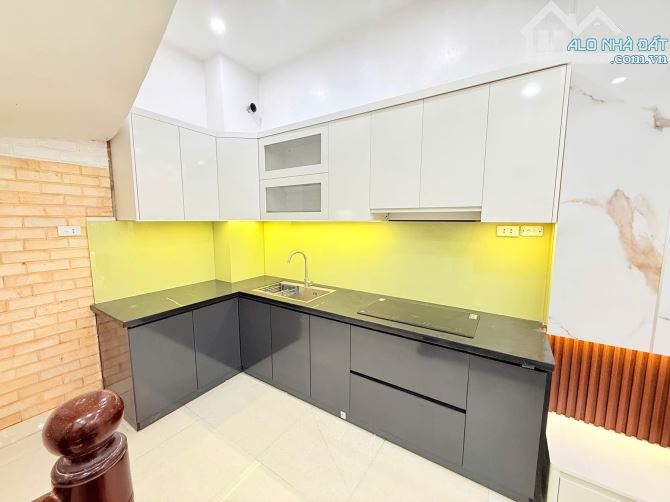 Bán nhà phố Lạc Long Quân 38m x 5 tầng, gần Hồ Tây, có 8,5 tỷ.