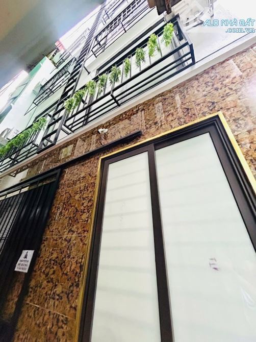 Bán nhà dòng tiền, nhỉnh 8 tỷ, 42m2, mặt tiền rộng, sổ vuông đẹp