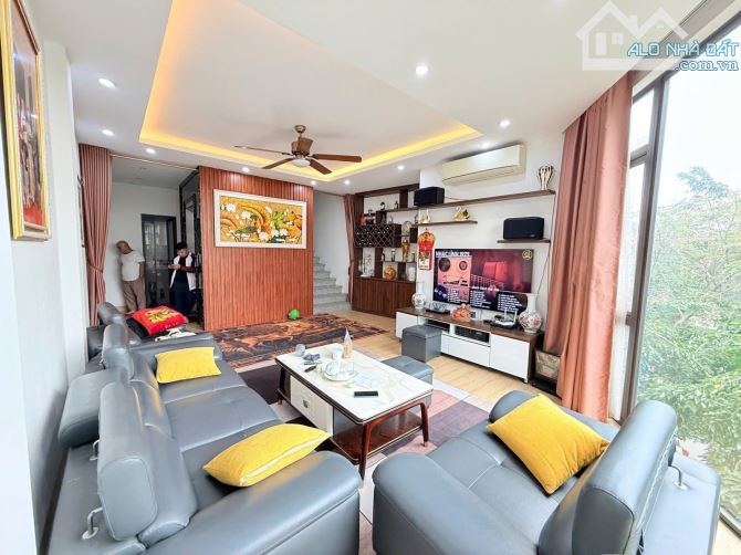 Bán tòa nhà 7 tầng mặt phố Minh Khai – thang máy – mặt tiền 7.5m – đang cho thuê 30tr/thán