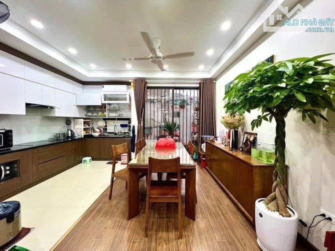 BÁN NHÀ PHỐ HOÀNG QUỐC VIỆT PHÂN LÔ OTO TRÁNH KD SẦM UẤT DT60m2*5T DÂN XÂY Ở LUÔN. 18.8 TỶ