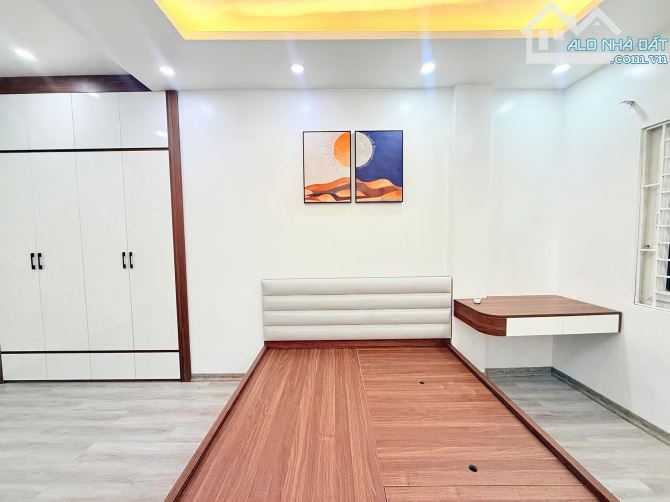 Bán nhà phố Lạc Long Quân 38m x 5 tầng, gần Hồ Tây, có 8,5 tỷ.