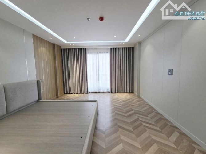 BÁN NHÀ PHỐ HOÀNG QUỐC VIỆT PHÂN LÔ OTO TRÁNH KD SẦM UẤT DT60m2*5T DÂN XÂY Ở LUÔN. 18.8 TỶ