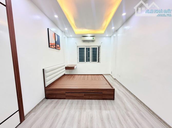 Bán nhà phố Lạc Long Quân 38m x 5 tầng, gần Hồ Tây, có 8,5 tỷ.