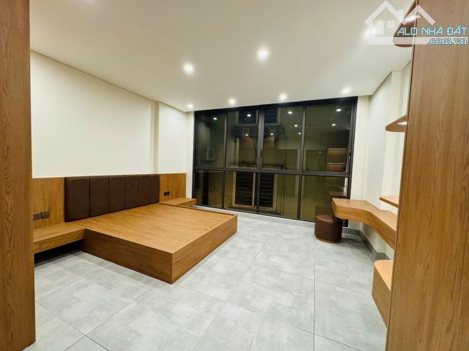 BÁN NHÀ PHỐ ĐỐC NGỮ ĐƯỜNG PHÂN VỈA HÈ OTO TRÁNH KD SẦM UẤT DT45m2*7T THANG MÁY. CHỈ 17 TỶ