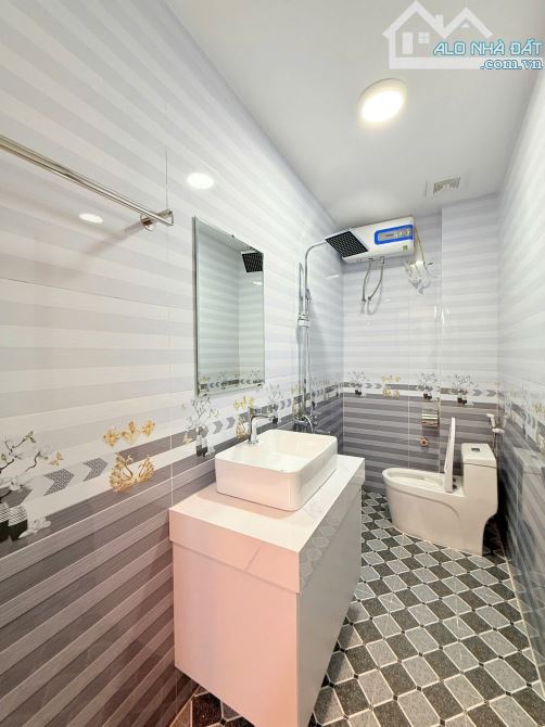 Bán nhà ngõ 178 ngõ Chợ Khâm Thiên, DT 40m, 6 tầng thang máy, MT 4.6 m, 9.65 tỷ, ngõ 2m.