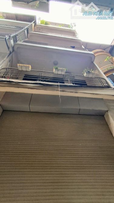 Bán nhà HOÀNG HOA THÁM, Ba Đình. Mặt ngõ, Phân lô, oto qua nhà. Ngõ nông, thoáng. Gần phố.