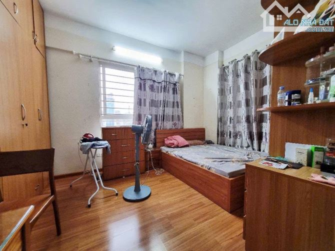 Cần Bán Căn Chung Cư tại Toà 25 Lạc Trung 124M Lô Góc 3 Ngủ - 2 WC Full NT chỉ 70tr/M.