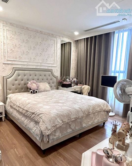 bán căn hộ Park 12 Times city - Lô góc 2 thoáng, tặng lại full nội thất cao cấp.