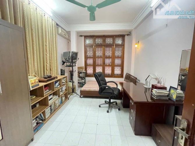 Nguyễn Chí Thanh, 30m² 6 Tầng, Lô Góc 2 Thoáng Giá 9.4 Tỷ ô tô đỗ cửa