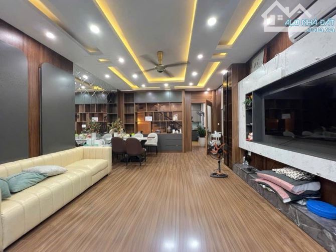 Bán nhà Nguyễn Văn Huyên Cầu Giấy đẹp long lanh, 60m2, 13 tỷ, thang máy, công viên