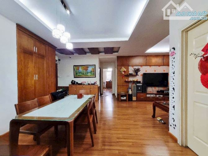 Cần Bán Căn Chung Cư tại Toà 25 Lạc Trung 124M Lô Góc 3 Ngủ - 2 WC Full NT chỉ 70tr/M.