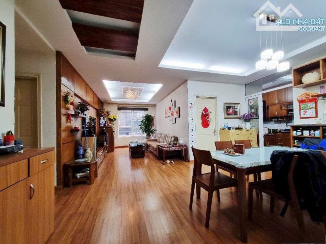 Cần Bán Căn Chung Cư tại Toà 25 Lạc Trung 124M Lô Góc 3 Ngủ - 2 WC Full NT chỉ 70tr/M.