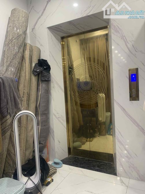 Mặt phố Trần Khát Chân- mặt sau là ngõ,7 tầng thang máy, mặt tiền 5.2m, dòng tiền 50 tr/th