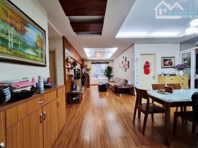 Cần Bán Căn Chung Cư tại Toà 25 Lạc Trung 124M Lô Góc 3 Ngủ - 2 WC Full NT chỉ 70tr/M.