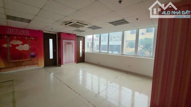 HƠN 900M2 SÀN VĂN PHÒNG THƯƠNG MẠI - TÒA NHÀ LÔ GÓC 2 MẶT PHỐ - GẦN NGÃ 7 Ô CHỢ DỪA