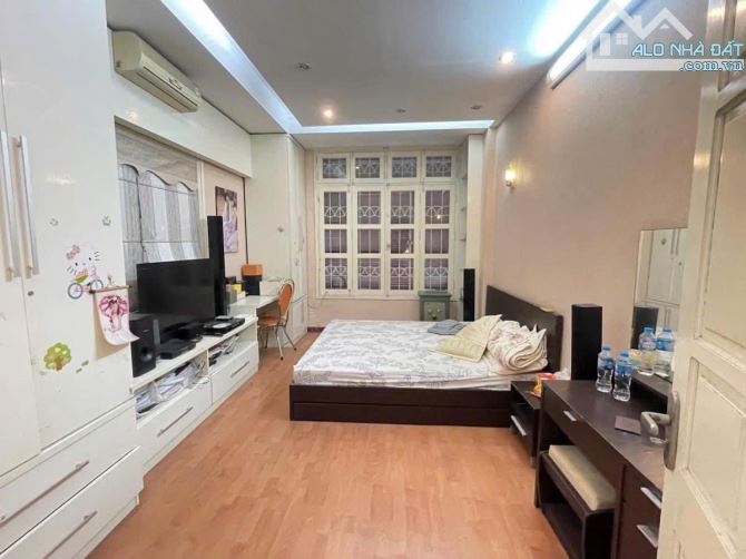 Nguyễn Chí Thanh, 30m² 6 Tầng, Lô Góc 2 Thoáng Giá 9.4 Tỷ ô tô đỗ cửa