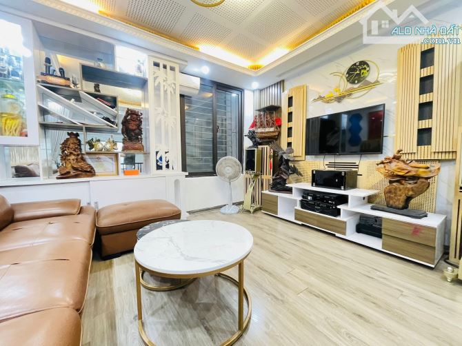 Nhà đẹp lô góc ngõ 89 Bằng Liệt 20m ra oto tránh, ngõ rộng thoáng,45m2 full đồ.Giá 10.1 tỷ