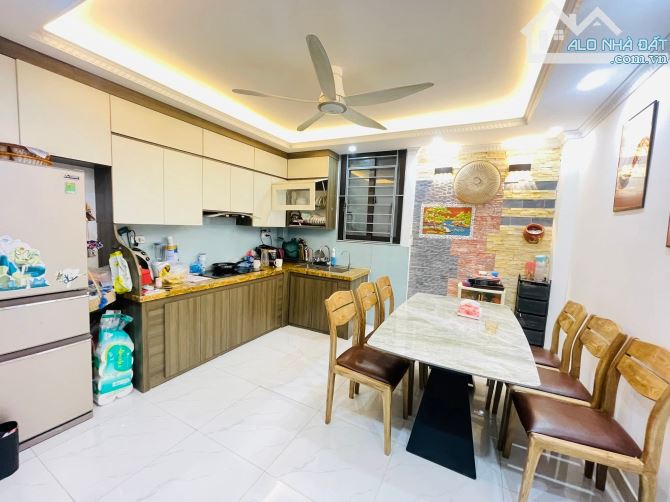 Nhà đẹp lô góc ngõ 89 Bằng Liệt 20m ra oto tránh, ngõ rộng thoáng,45m2 full đồ.Giá 10.1 tỷ