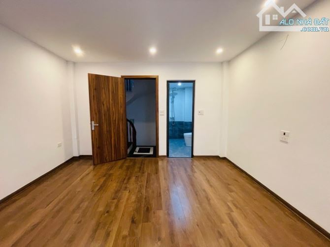 BÁN NHÀ TƯ ĐINH LONG BIÊN DT 45M2 Ô TÔ ĐỖ CỬA VÀI PHÚT SANG PHỐ NHỈNH 7 TỶ 7