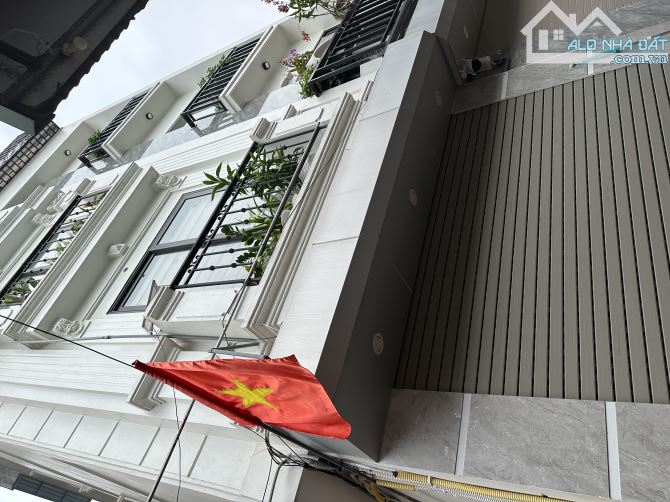 BÁN NHÀ BÁT KHỐI LONG BIÊN 43M 4 TẦNG FULL NỘI THẤT GIÁ 7 TỶ 7