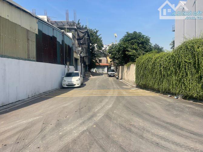 Bán đất Ngọc Thuỵ cực hiếm, Lô góc, ô tô tránh, diện tích 760 m2, mặt tiền 18 m, giá chỉ 8