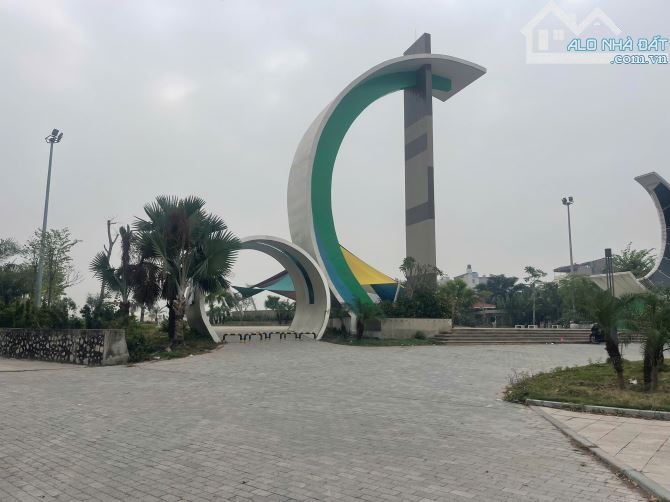 Bán đất Ngọc Thuỵ cực hiếm, Lô góc, ô tô tránh, diện tích 760 m2, mặt tiền 18 m, giá chỉ 8