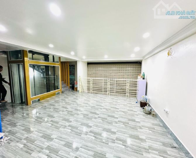 Siêu phẩm Hoàng Quốc Việt Cầu giấy, ô tô tránh ,thang máy, mặt tiền 6.8m, giá nhỉnh 17 tỷ