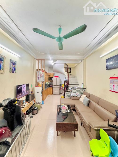 Lê Thanh Nghị, 30m ra oto, nhà dân xây cho thuê tốt, 35m2 x mtiền 3.7m. Giá 9.8 tỷ