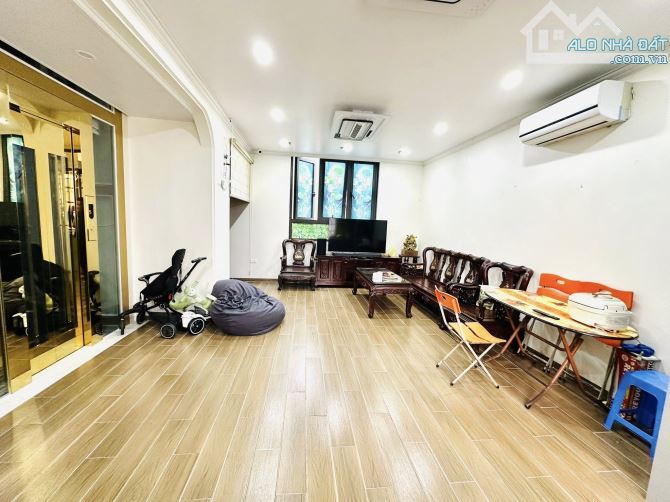 HOÀNG QUỐC VIỆT – HAI MẶT NGÕ – GARA, Ô TÔ VÀO NHÀ – 6 TẦNG THANG MÁY – MT 6.7M – 17.9 TỶ