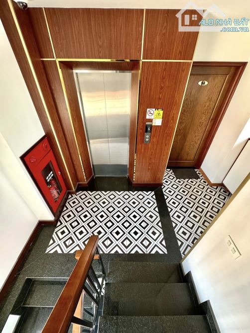 Nhà Đẹp Trịnh Công Sơn 7 Tầng Thang Máy MT 4,7M 28.5 Tỷ Gần Hồ Tây View Hồ