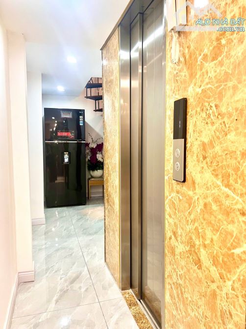 Bán nhà Hoàng Hoa Thám 36m2 nhà đẹp ngõ nông thang máy 20m ra phố 9.95 tỷ