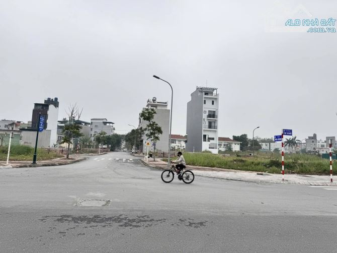 Bán Lô Đất TĐC Cự Khối Long Biên DT. 40m MT. 4,6 Giá 6.1 Tỷ Ngõ Ôtô 7 Chỗ Gần AEON Cầu Vĩn