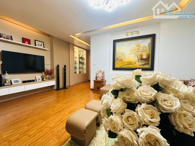 Bán nhà phân lô Lạc Trung - Hai Bà Trưng 75m² gara ô tô vào nhà giá 24 tỷ