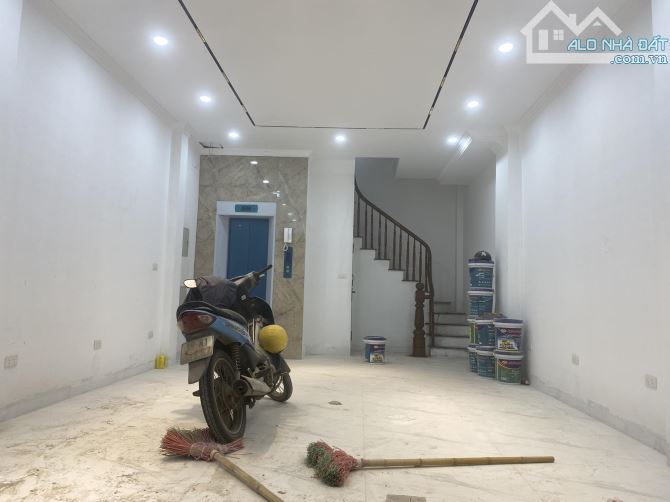 Nhà Đẹp Trịnh Công Sơn 7 Tầng Thang Máy MT 4,7M 28.5 Tỷ Gần Hồ Tây View Hồ