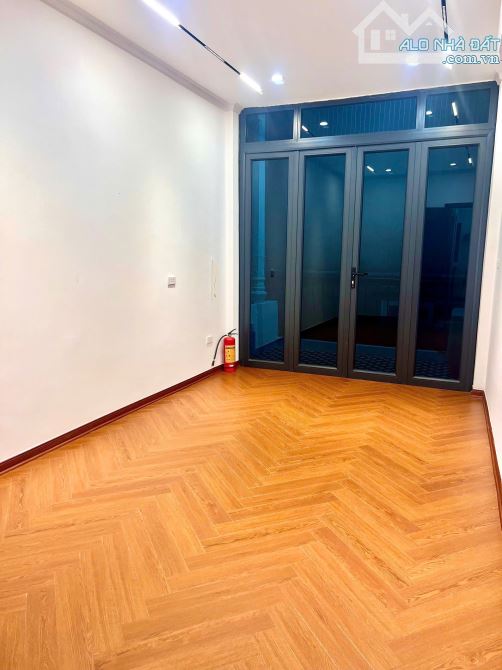 Bán nhà Hoàng Hoa Thám 36m2 nhà đẹp ngõ nông thang máy 20m ra phố 9.95 tỷ