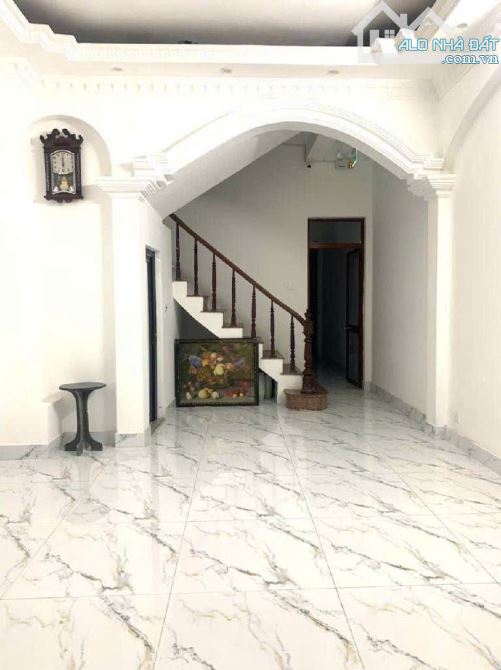 Láng - 7 phòng khép kín - Dòng tiền 40tr/th - Mặt ngõ thông - Trước nhà rộng 2m