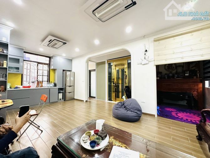 HOÀNG QUỐC VIỆT – HAI MẶT NGÕ – GARA, Ô TÔ VÀO NHÀ – 6 TẦNG THANG MÁY – MT 6.7M – 17.9 TỶ