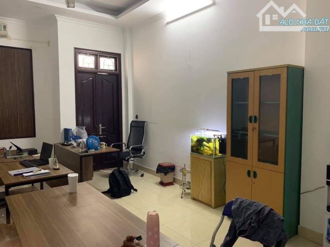 Cho thuê nhà ngõ 80 Trung Kính, DT 70m, MT 5m, 6 tầng. Vị trí kinh doanh đỉnh, ngõ 2 ô tải - 3