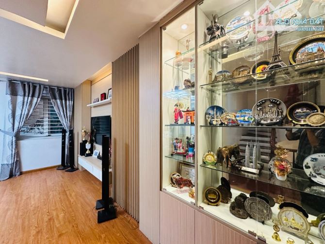 Bán nhà phân lô Lạc Trung - Hai Bà Trưng 75m² gara ô tô vào nhà giá 24 tỷ