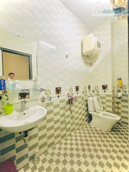 Lê Thanh Nghị, 30m ra oto, nhà dân xây cho thuê tốt, 35m2 x mtiền 3.7m. Giá 9.8 tỷ