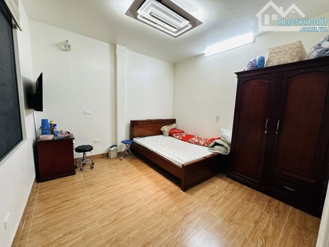 HOÀNG QUỐC VIỆT – HAI MẶT NGÕ – GARA, Ô TÔ VÀO NHÀ – 6 TẦNG THANG MÁY – MT 6.7M – 17.9 TỶ