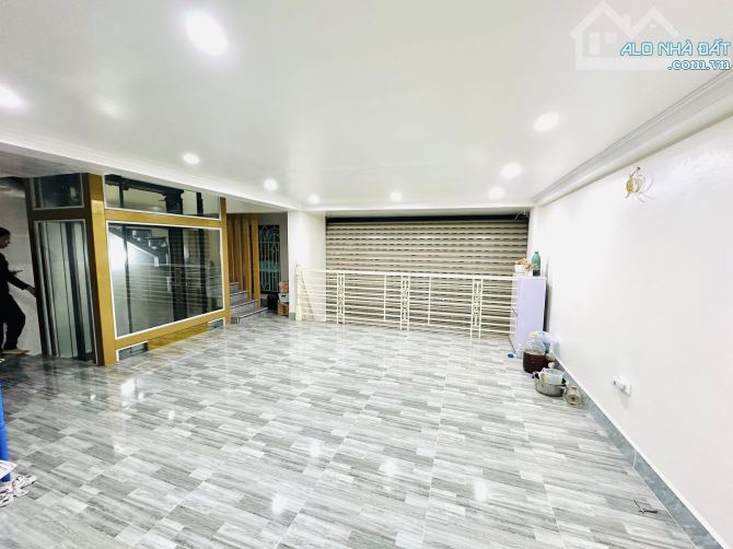 HOÀNG QUỐC VIỆT – HAI MẶT NGÕ – GARA, Ô TÔ VÀO NHÀ – 6 TẦNG THANG MÁY – MT 6.7M – 17.9 TỶ