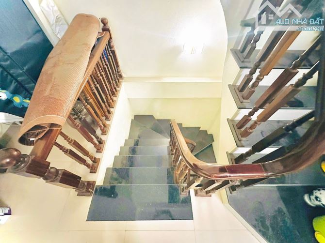 Lê Thanh Nghị, 30m ra oto, nhà dân xây cho thuê tốt, 35m2 x mtiền 3.7m. Giá 9.8 tỷ