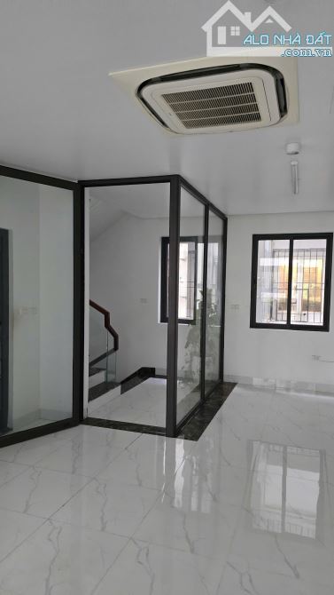 LK Nguyễn Tuân,HN.100m2x5 tầng, hầm, mặt tiền 7.2m, 2 thoáng, 2 vỉa hè,view sảnh chung cư.