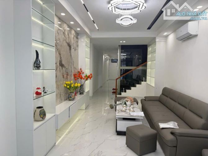 Bán Nhà phân lô bộ công an khu Hoàng Cầu Đống Đa 80m2, MT 4m siêu rộng, 7T Thang Máy, ô tô