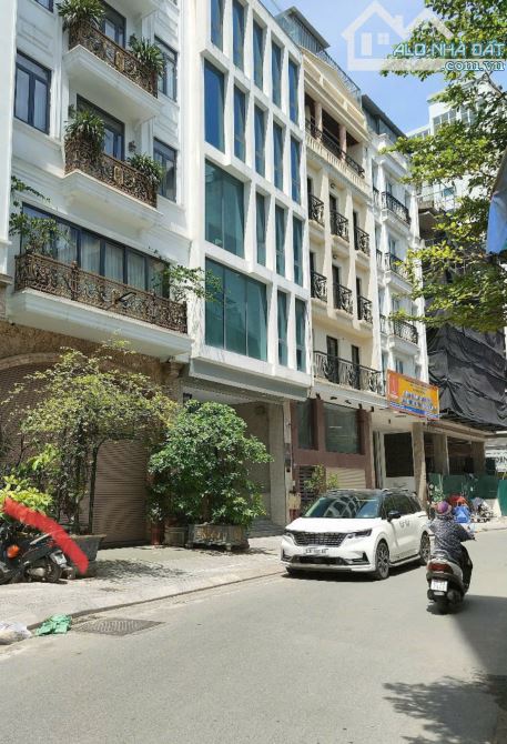 Bán toà căn hộ dịch vụ Lạc Long Quân, Hơn 20 tỷ, 22 phòng, doanh thu 1.2 tỷ/ năm, 7 tầng x