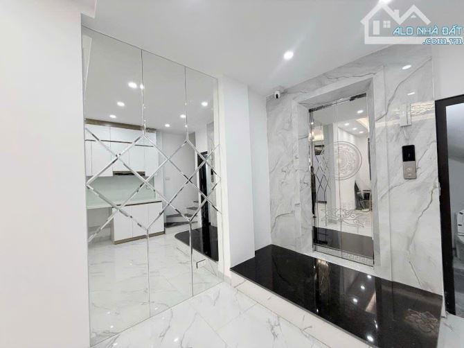 Bán Nhà Võ Chí Công chỉ 9.9 tỷ, 40m2, 6 tầng, mặt tiền 4.3m, thang máy, nội thất, ngõ nông