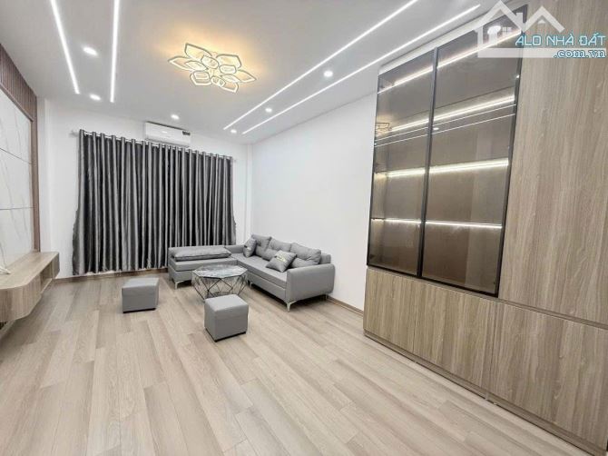 Bán Nhà Võ Chí Công chỉ 9.9 tỷ, 40m2, 6 tầng, mặt tiền 4.3m, thang máy, nội thất, ngõ nông