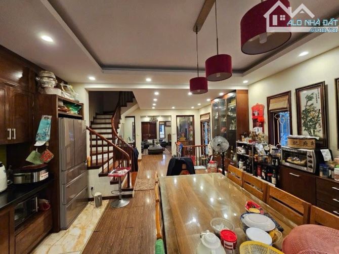 Bán nhà Lô góc Phân lô Ngọc khánh, ô tô tránh, Hơn 30 tỷ, DT 83m, mặt tiền 5m, 5 tầng